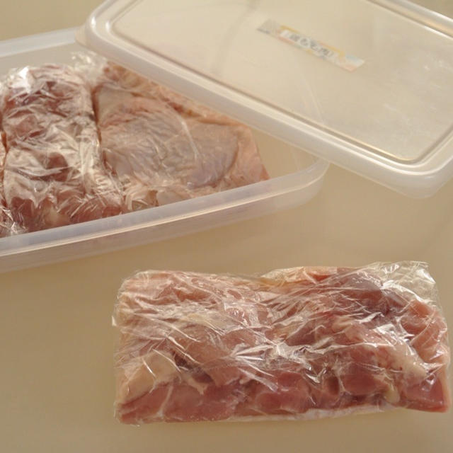 冷凍したらどっちか分かりにくいモモ肉とムネ肉。