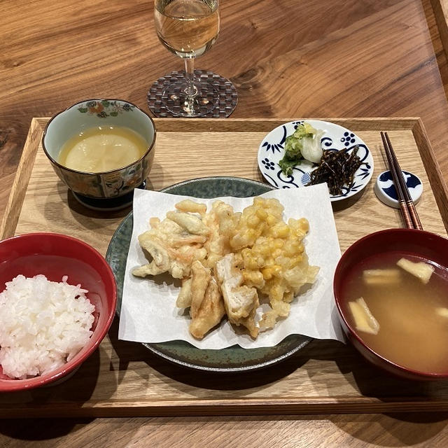 【献立】ささみの天ぷら、玉ねぎとコーンのかき揚げ、ごぼうと人参と玉ねぎのかき揚げ、大根の煮物、昆布の佃煮、白菜のお漬物、豆腐と油揚げのお味噌汁、ワイン