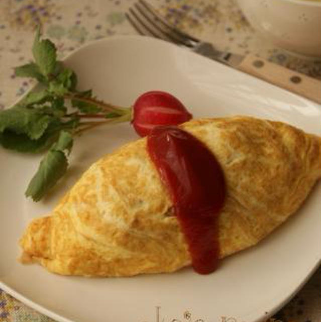 野菜ジュースの炊き込みご飯でオムライス！