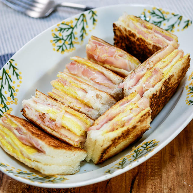 食卓にあると嬉しい「生ハムとチーズのホットサンド」&「やっぱり大きい揚げは美味しい」たぬきそば