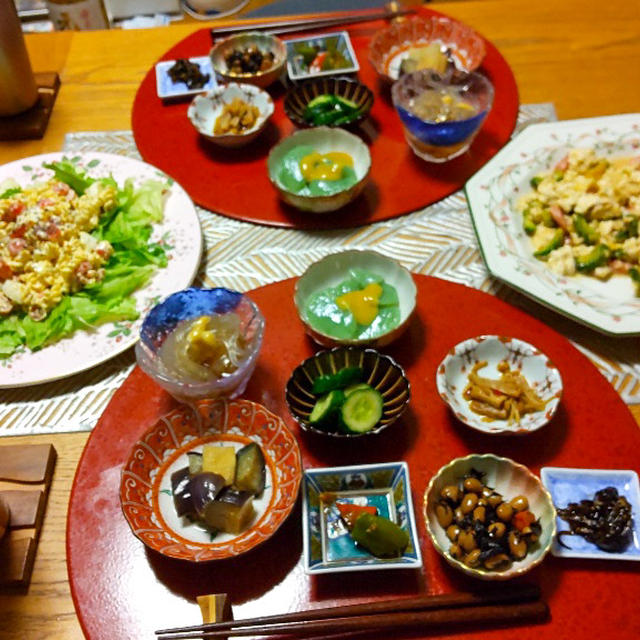 ゴーヤチャンプルー、プチトマトとゆでたまごのマカロニサラダ、小鉢8品で晩酌。プランター野菜様様！