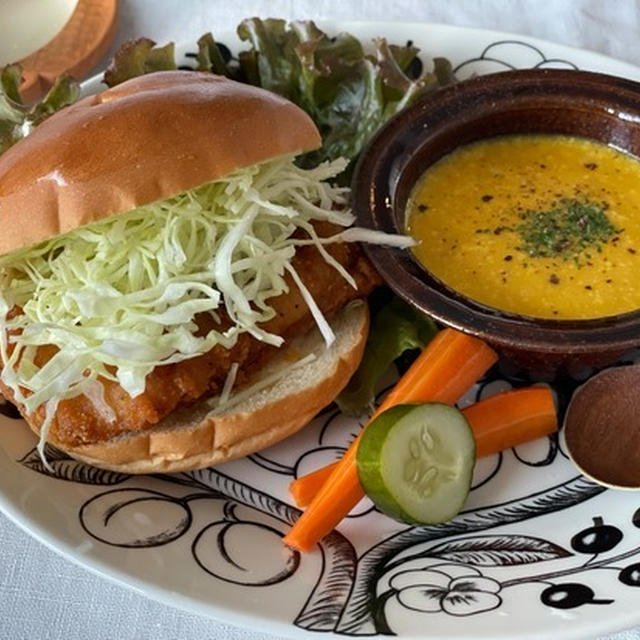 「PAUL」のパンの朝ごはんと、「ファミチキサンド」のお昼ごはん