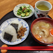 おにぎりと味噌汁と梅きゅうり