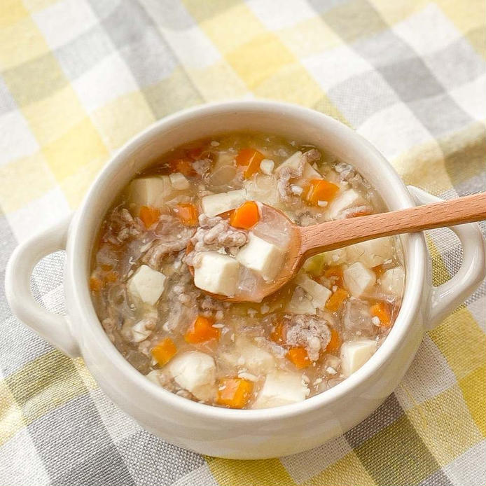 白いスープ皿に入ったマーボー風あんかけ豆腐