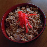 昼ご飯は13時半　鶏そぼろ丼