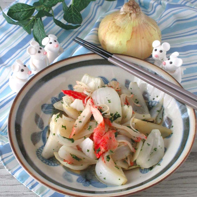 電子レンジで甘み際立つ。作り置きにも重宝♪新玉ねぎとカニカマのマリネサラダ。