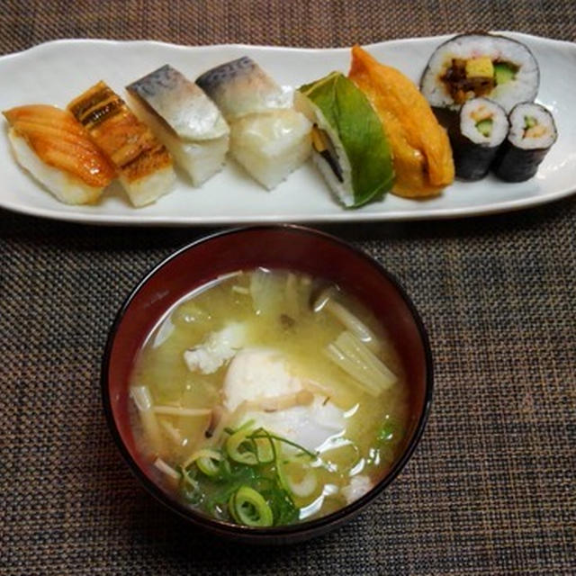 お出かけした日はお寿司☆落とし玉子入り白菜とミックス茸のお味噌汁♪☆♪☆♪