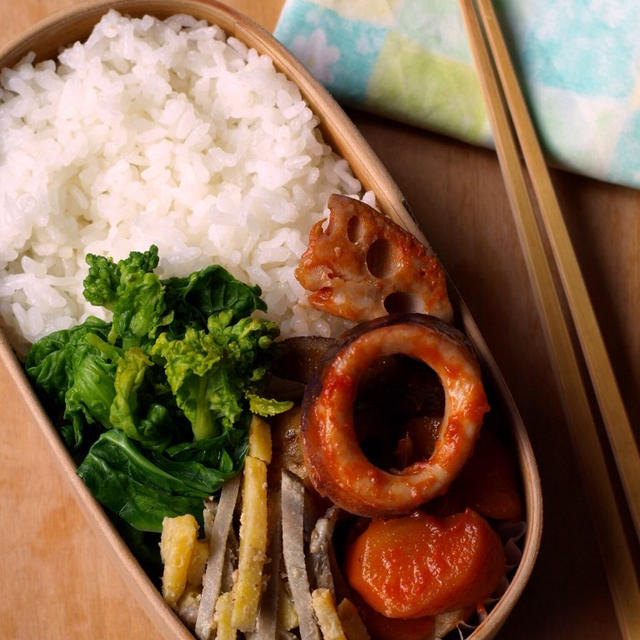 保存おかずをアレンジして簡単調理。イカと根菜のトマト煮。