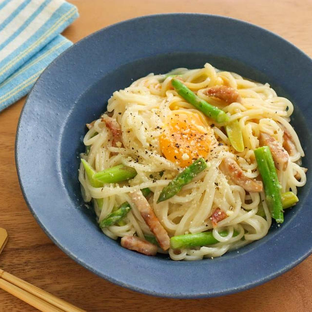 ＊【michill】10分で完成！めんつゆ＆豆乳で作る「アスパラのカルボナーラ風うどん」＊