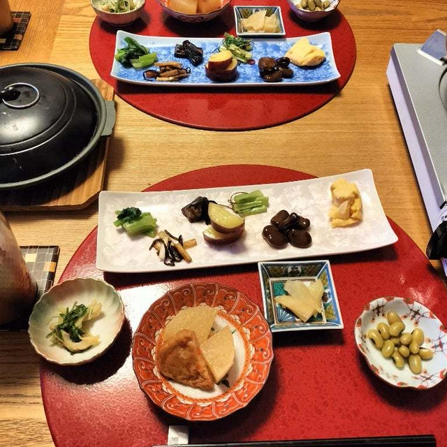 鍋と山芋鉄板焼き、小鉢とおつまみ盛り合わせで11品