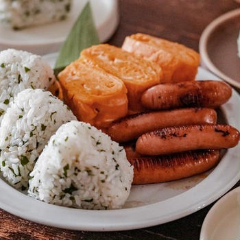 定期的に登場！炊いたご飯で作る給食風わかめごはんおにぎり♡