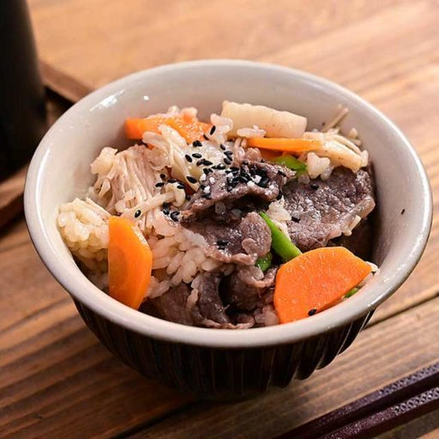 根菜に牛の旨味染み込む「牛肉と根菜の素朴な釜飯」