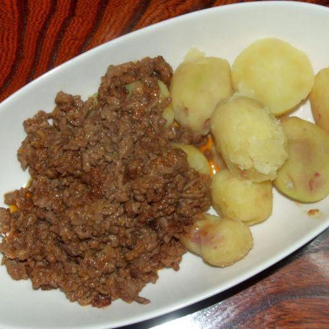 アンデス赤じゃがいもでゆで肉みそがけ