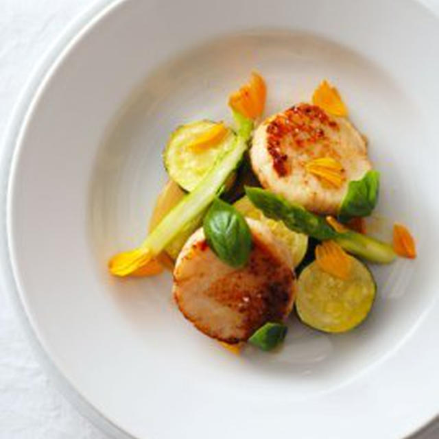 ホタテと季節野菜のサフランクリーム仕立てST.JACQUES ET LEGUMES DE SAISON A LA CREME DE SAFRAN