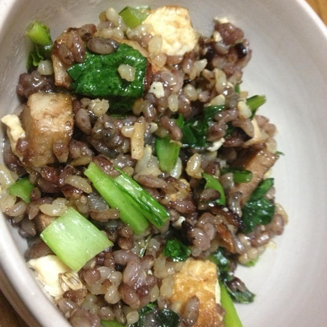 酒のアテチャーハン 赤米玄米、小松菜、厚揚げ、焼き豚チャーハン