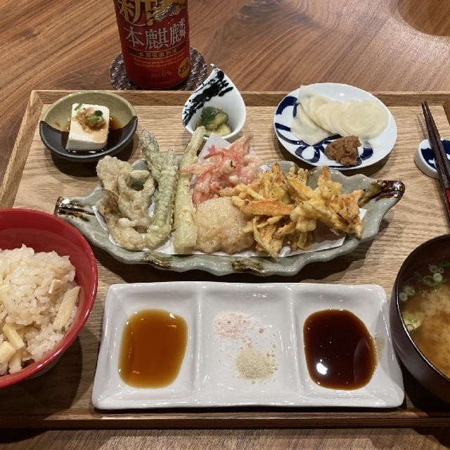 【献立】天ぷら、冷奴、たたききゅうりの梅肉和え、新生姜に味噌、たけのこ炊き込みご飯、豆腐のお味噌汁、ビール