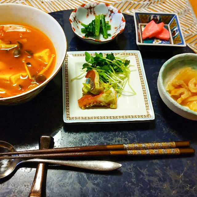 キムチのスープとお野菜系小鉢４品で、軽く深夜晩酌