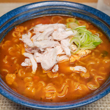 茹で鶏の辛ラーメン スパイシーチキン