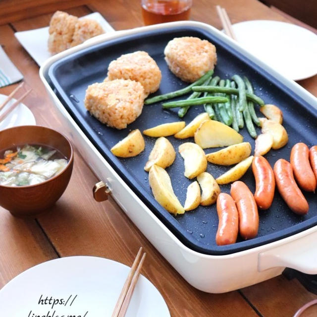ホットプレートでおかか醤油チーズの焼きおにぎり朝ごはん。