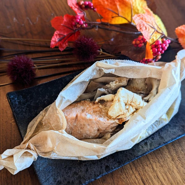 【秋鮭とクリームチーズの包み蒸し】さっぱり秋鮭と濃厚チーズのコクが最高のバランス♪