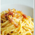 グアンチャーレと卵黄2個、パルミジャーノとペコリーノを使ったカルボナーラのスパゲッティ