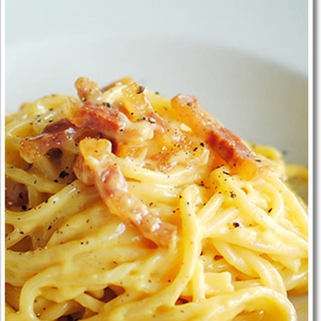 グアンチャーレと卵黄2個、パルミジャーノとペコリーノを使ったカルボナーラのスパゲッティ