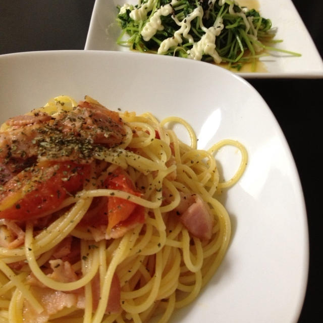 昼ごはん。トマトとベーコンのパスタと豆苗。