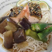 【レシピブログより】秋鮭を食べよう！秋鮭とナスオクラのかぼすぶっかけ麺