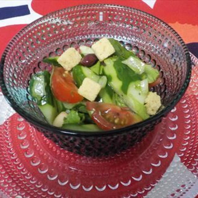 きゅうりと豆のサラダ・イッタラ カステヘルミ シーブルー