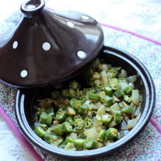 タジンで簡単♪夏野菜の代名詞☆オクラのカレー蒸し。