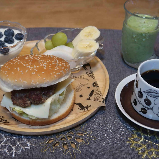 はみチーズバーガーの朝食　と　『今季限定』ちゃんぽん煮込みラーメン♪