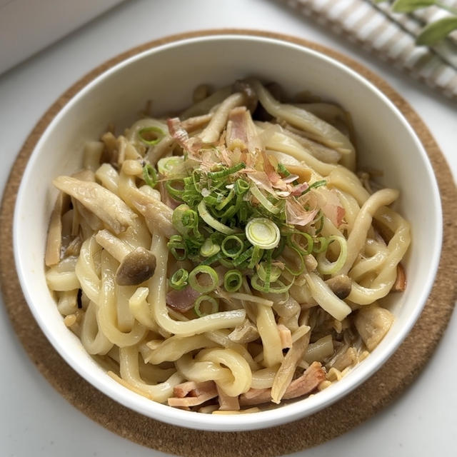 レンジだけでコク旨【きのこバター醤油うどん】