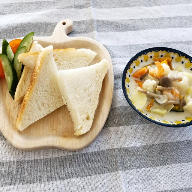 THU 01/09/2020【幼児食】昼ごはん・トースト・ミニトマトときゅうり・か...