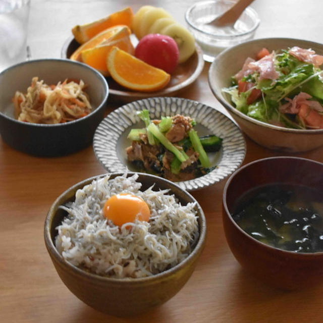 メインがない朝ごはんと二個弁…アンバランスな体。