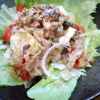 冷やして美味しい！納豆と玉ねぎドレッシングの豆腐サラダ