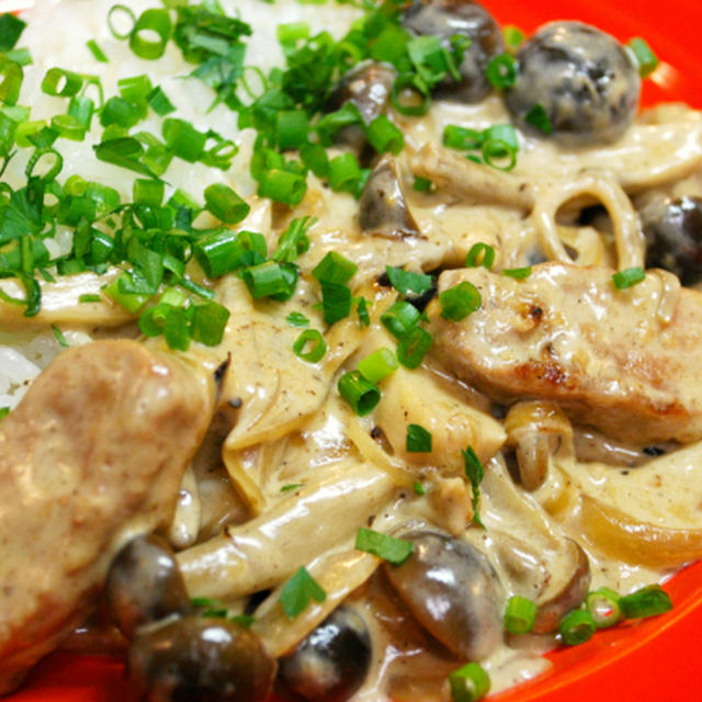 『寒～いときには濃い～のがイイ！豚肉ときのこのストロガノフ』