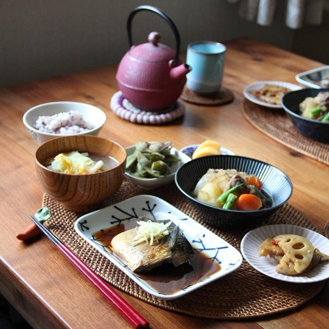さばの味噌煮(赤だし） と 肉じゃが。
