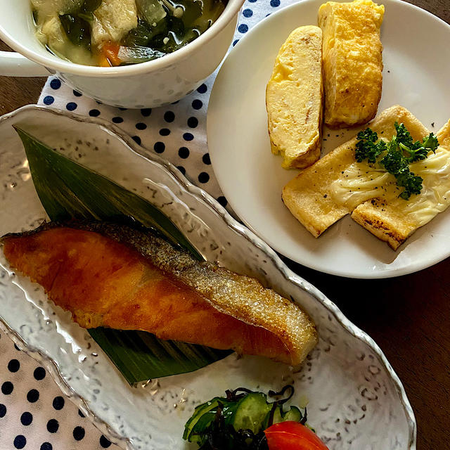 鮭定食、チーズミートご飯、焼きレタス