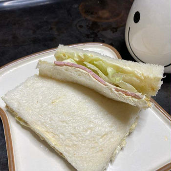 ソーセージとレタスのサンドイッチ