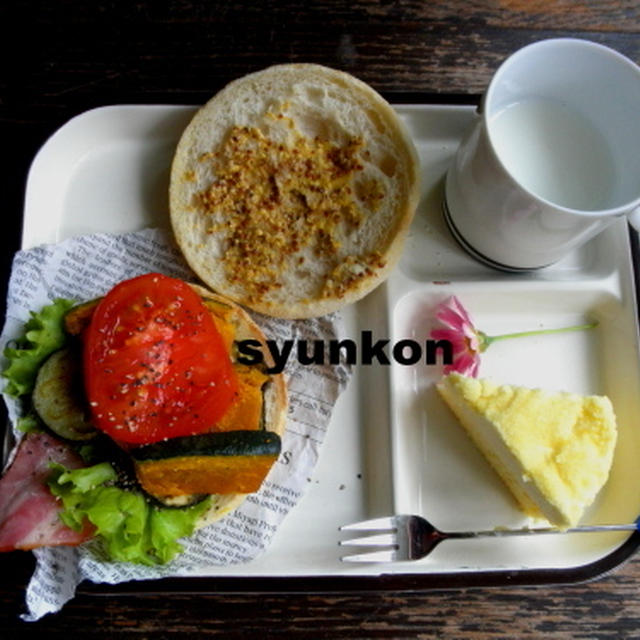 【簡単！！カフェサンド】夏野菜とベーコンのマフィンサンド