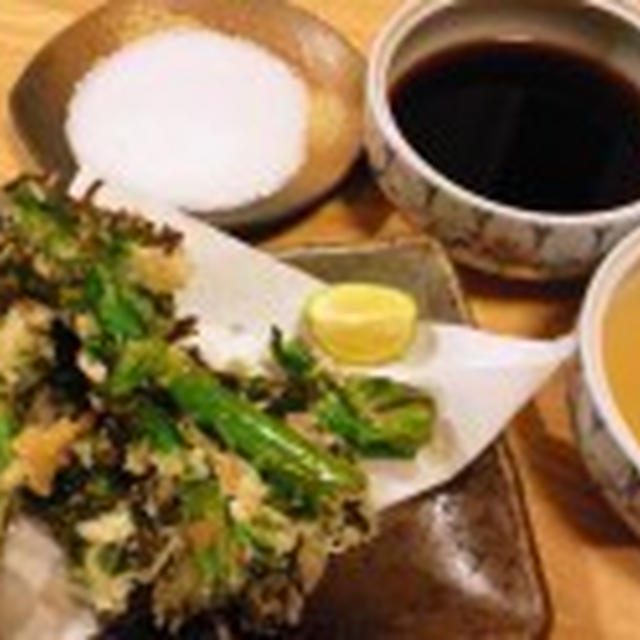 菜の花の天ぷらを、二種の天つゆと焼き塩で。