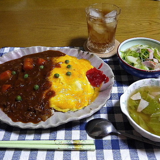 【夕食】オムハヤシ・レタスのサラダ・きゃべつとベーコンのスープ…