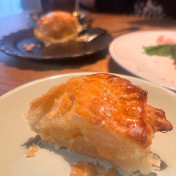 おさけとおやつ。焼きたてアップルパイ！ミャクミャク意外のグッズ