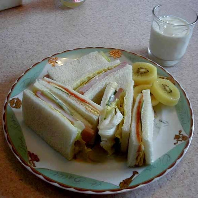 サンドイッチと濃厚牛乳