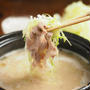 メシ通！ラーメンスープで豚しゃぶ鍋、豚肉とキャベセンをしゃぶしゃぶします。