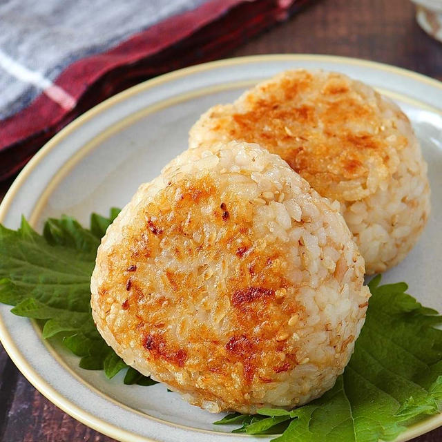 ピクニックにも！冷めても美味しく香ばしい【ツナマヨおかか焼きおにぎり】