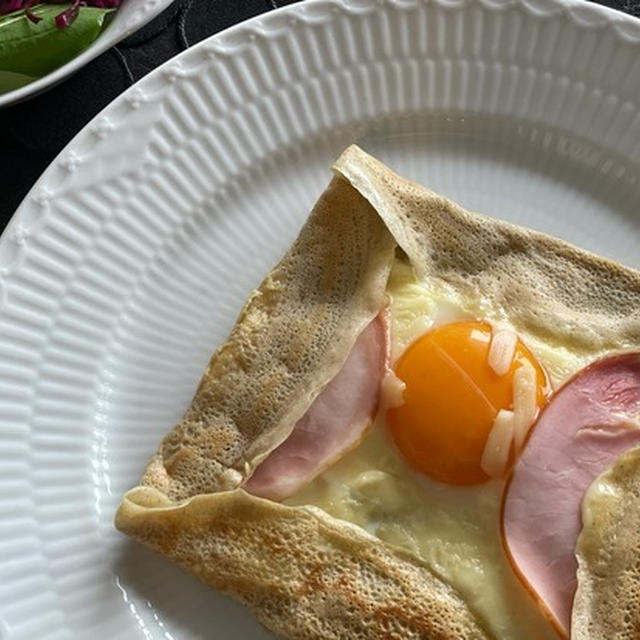 そば粉のガレットで、お昼ごはんと夜ごはん