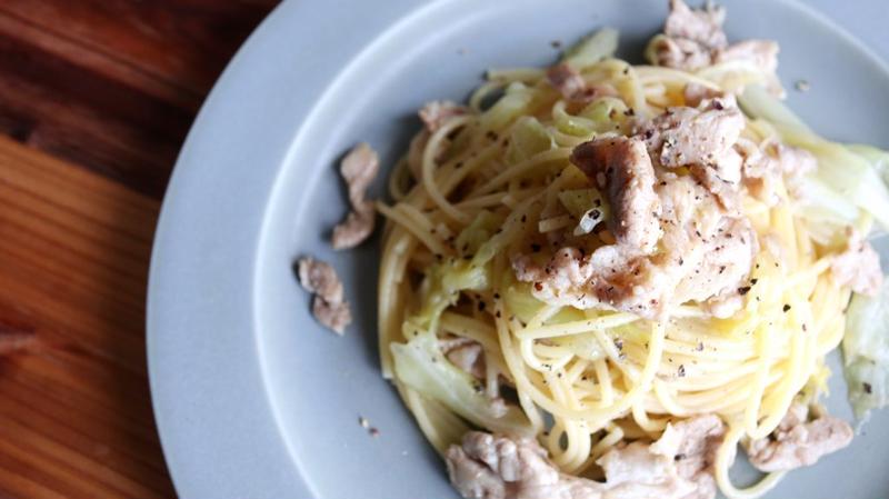 【絶品！】豚こまとキャベツのガリバタ醤油パスタ