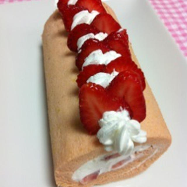 いちごピンクのロールケーキ