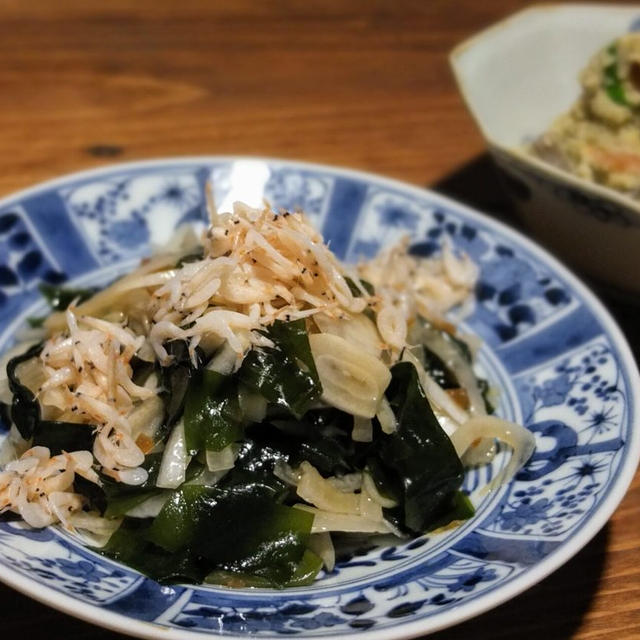 新玉ねぎとワカメのひまわりオイルドレッシング和え